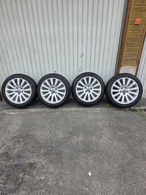 Opel insignia 18" alufelni szinte új 235/45 R18 vredestein téligumival