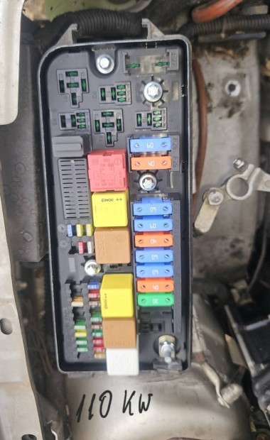 Opel vectra c csomagtér biztosíték tábla 15000