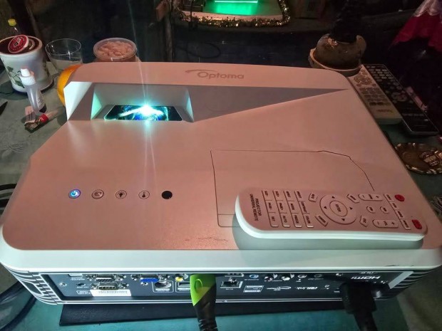 Optoma EH320UST Projektor Full 3D, extra r�vid vet�t�si t�vols�g�