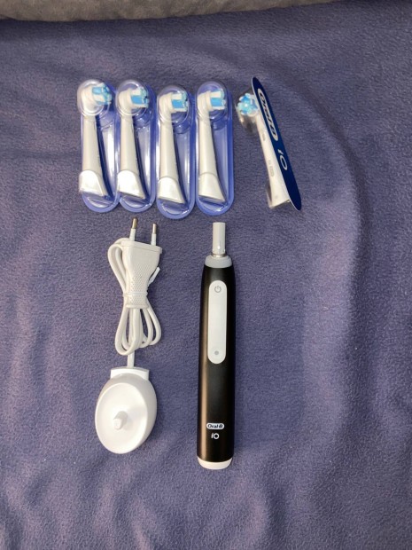 Oral-B IO Serie 3 Black elektromos fogfeke + 5 db fej