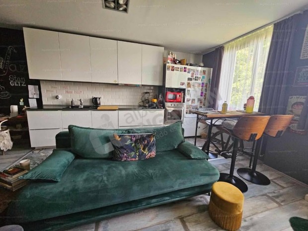 Orb�nhegyen kiad� egy berendezett 2+1 szob�s a m�sodik emeleten