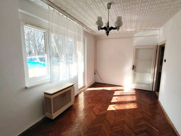 �reghegy elej�n, 2 szob�s nagy erk�lyes, fszt-i t�gla lak�s!