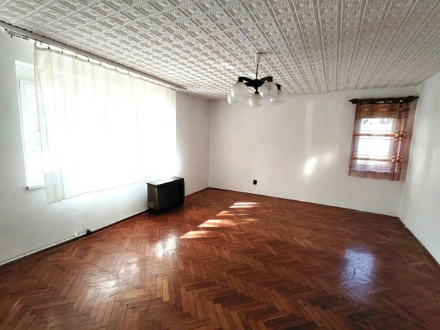 �reghegy elej�n, 2 szob�s nagy erk�lyes lak�s elad�!