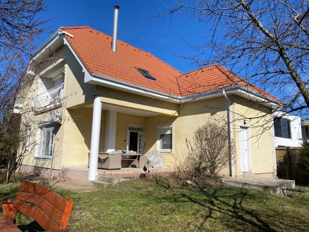 �reghegyen k�t szintes csal�di h�z elad�