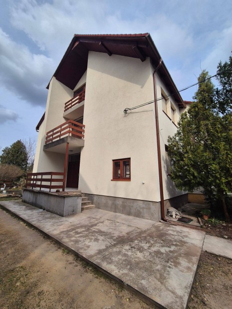 �reghegyen nagyr�szt fel�j�tott k�tszintes t�gla szigetelt csh�z elad�