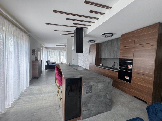 �reghegyen pr�mium csal�di h�z elad�