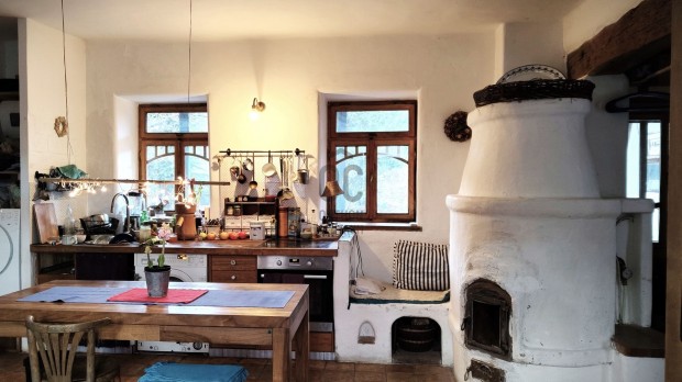 Orf� belter�let�n hangulatos paraszth�z, nagy telekkel elad�