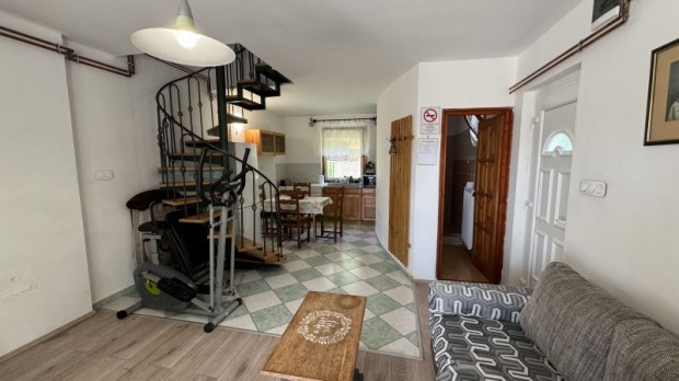 Orf�n a P�csi- t� k�zel�ben elad� egy k�t lakr�szes h�z!