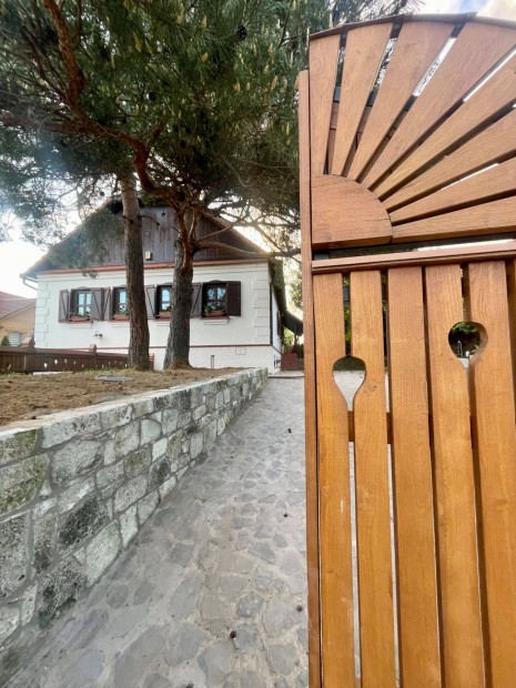 Organikus csal�di h�z Ny�regyh�z�n