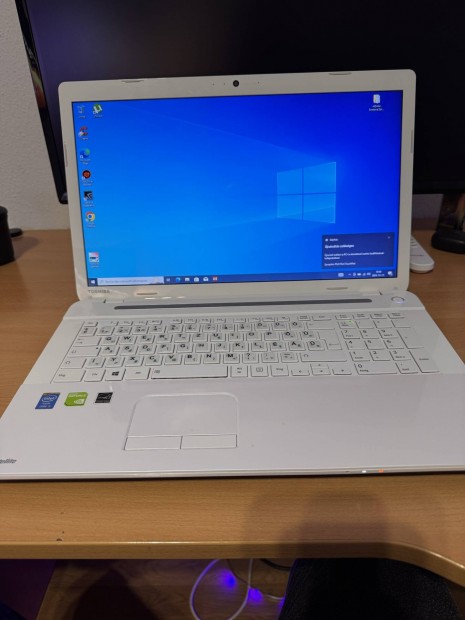 ris 17.3 colos Toshiba laptop. 4gen i5/Ssd stb.