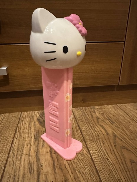 ris Hello Kitty PEZ cukorka tart adagol