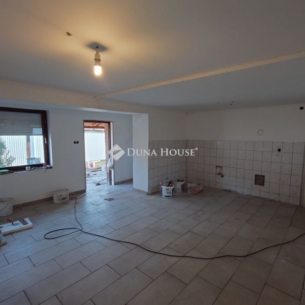 �rk�nyi 135 nm-es h�z elad�