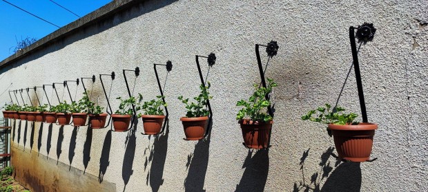 Örök életű fém kaspó. Függeszthető, falra, oszlopra rögzíthető