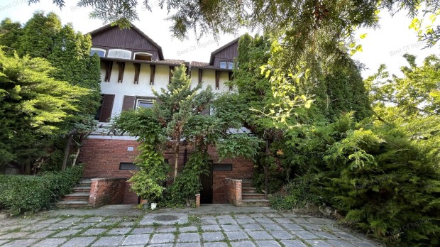 Örök panorámás GYŐRÚJBARÁTI zártkerti ingatlan, akár állandó