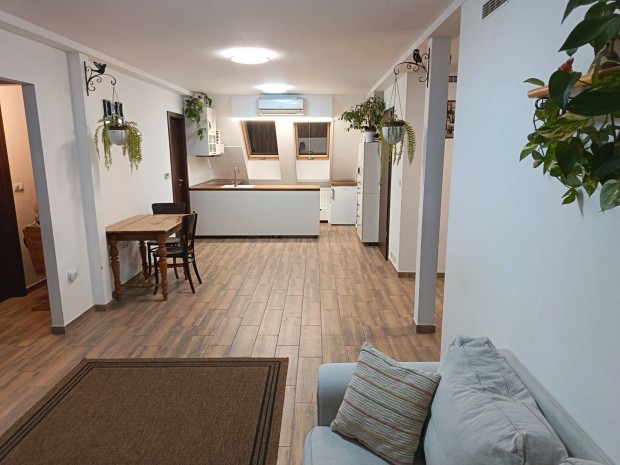 �r�k-panor�m�s, bels� k�tszintes lak�s Eger Hajd�hegyen liftes