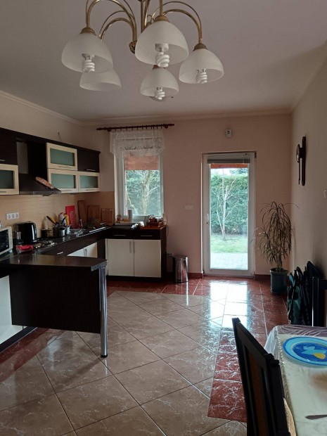 �r�k�sf�ld kertv�rosi csendes utc�j�ban ikerh�z