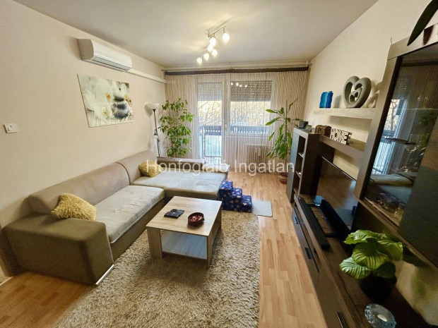 �r�k�sf�ld�n, 2 emeleti, fel�j�tott, 2 szob�s, erk�lyes lak�s elad�