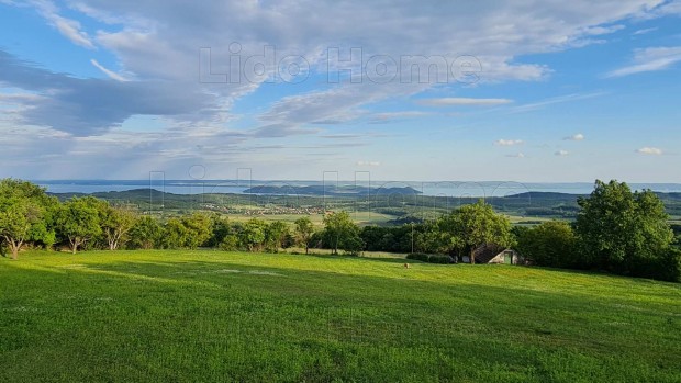 Örökpanorámás zártkerti telek Balatonszőlősön