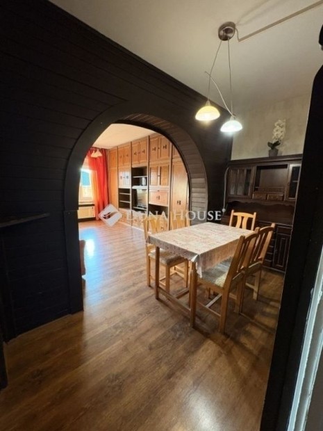 Orosh�zai 67 nm-es lak�s elad�