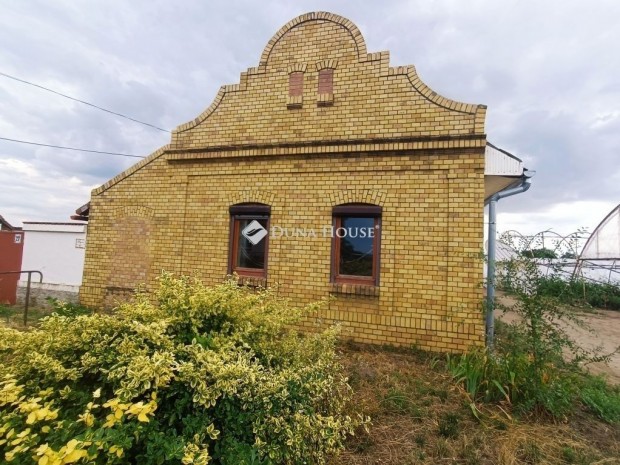 Orosh�zai elad� 137 nm-es h�z