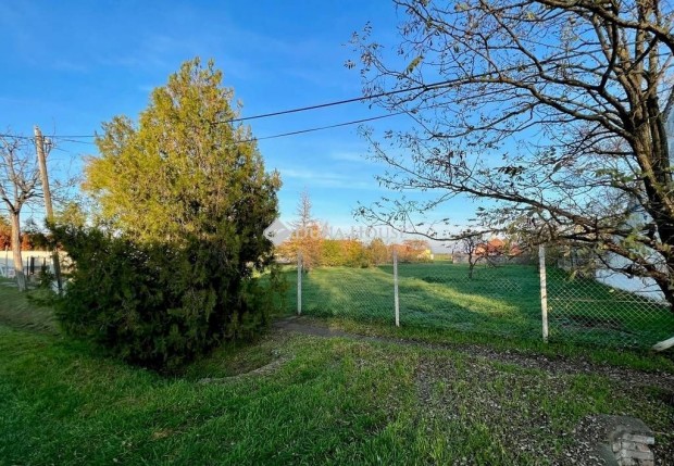 Orosh�zai elad� 3027 nm-es telek