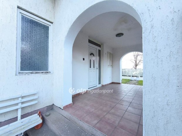 Orosh�zai elad� 65 nm-es h�z