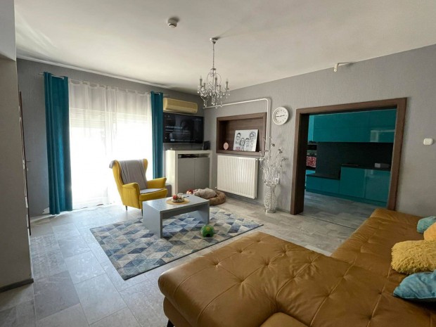 Orosi �t kivezet� szaksz�n 2 gener�ci�s csal�di h�z elad�! 11441