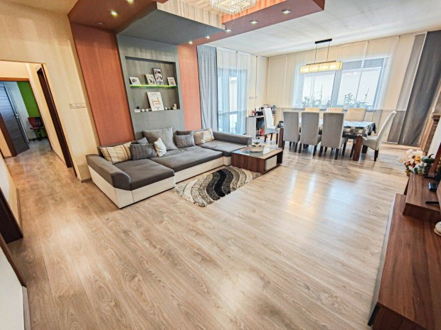 Orosi �t mellett napelemmel felszerelt csal�di h�z