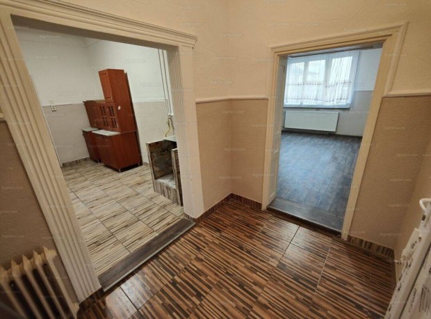 Oroson csal�di h�z elad�