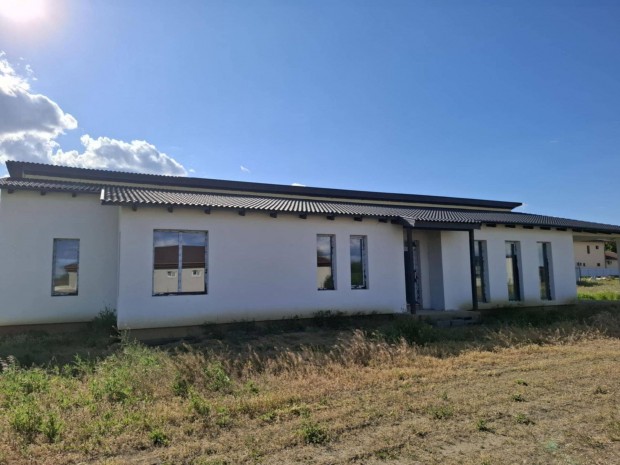 Oroson elad� 2 db 2 lak�sos, egyenk�nt 125 m2-es ikerh�z!