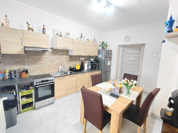 Oroszl�ny, 2 szob�s  t�gla lak�s elad�