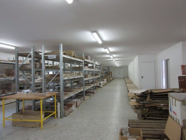 Oroszl�nyon 1513 m2-es rakt�r, telephely kiad�