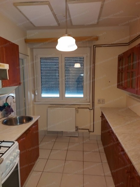 Oroszl�nyon, 50 m2-es, 2 szob�s lak�s elad�