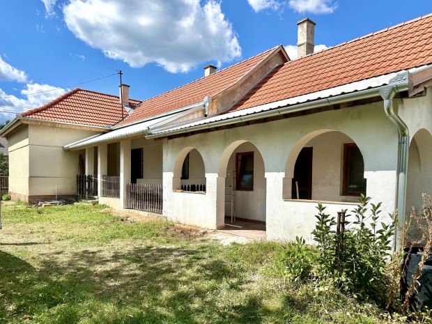 �rs�gi nyugalom  verand�s paraszth�z nagy telekkel Kisr�koson