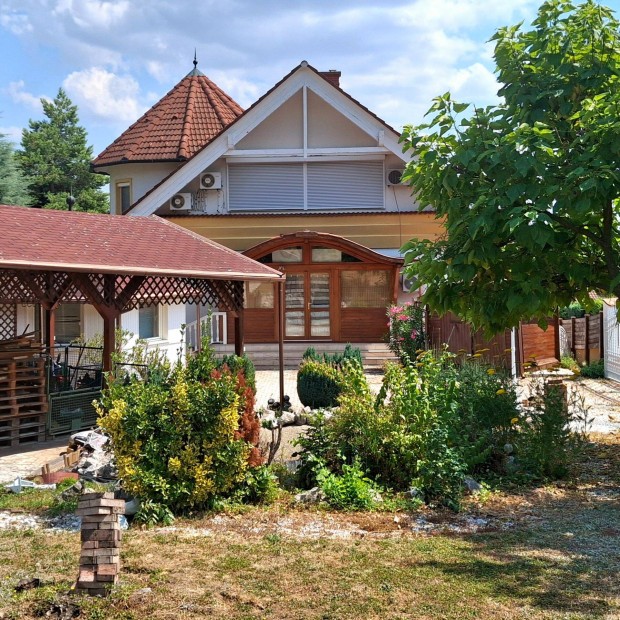Orvosi egyetem közelében 375 m2-es, panorámás családi ház eladó