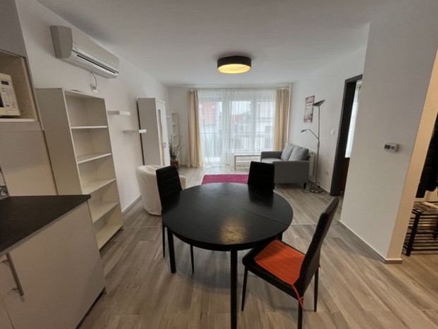 Orvosi egyetemhez k�zel 2 h�l�szob�s teraszos lak�s kiad�