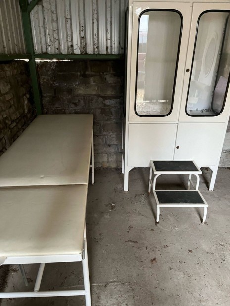 Orvosi vitrin + �ll�that� �gy