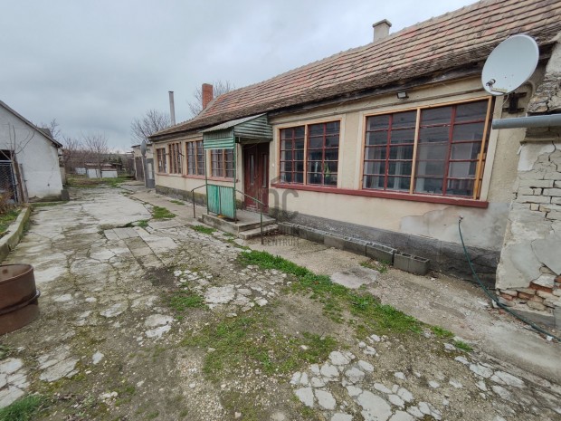 Ősi eladó tégla családi ház