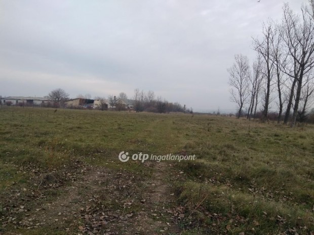 �sk�i elad� 1052 nm-es telek