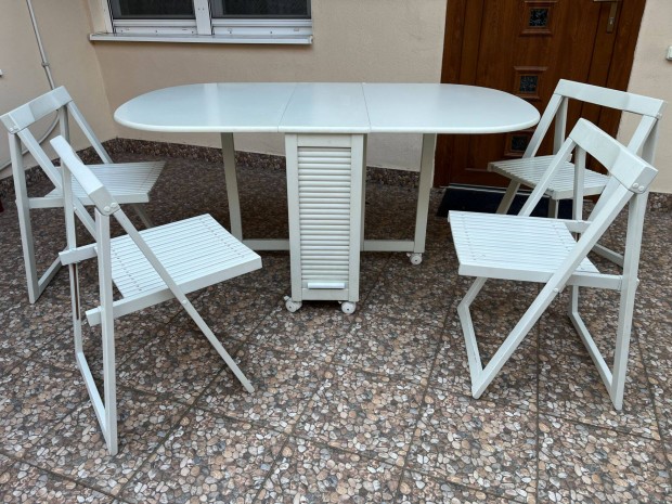 �sszecsukhat� Asztal, 4 db sz�kkel