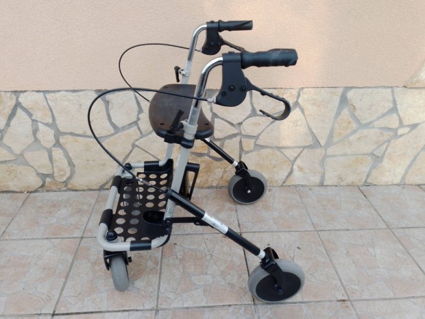 Összecsukható Rollator orvosi segédeszköz.
