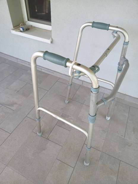 Összecsukható állítható mobil járókeret.