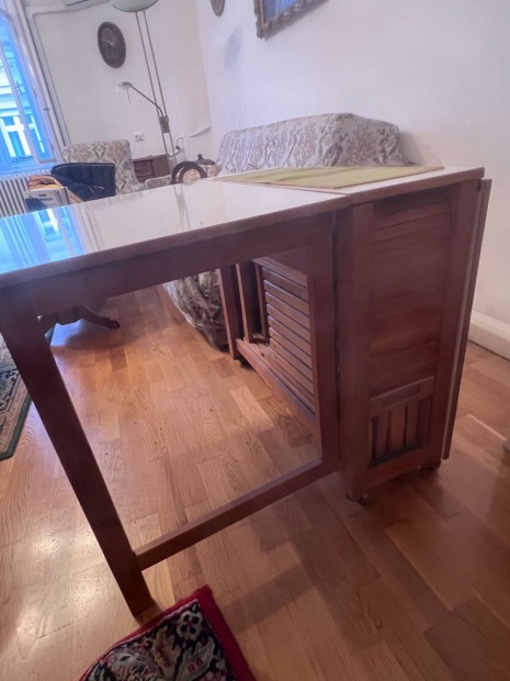 �sszecsukhat� asztal