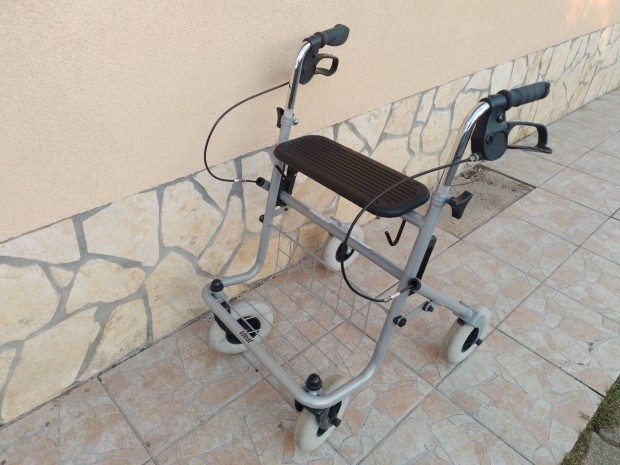 sszecsukhat rollator jrssegit orvosi segdeszkz. 