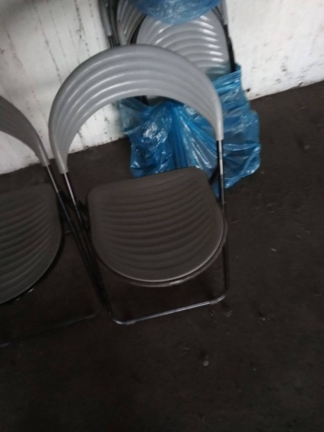 Összecsukható szürke kerti szék 5db eladó óbudán 40000ft