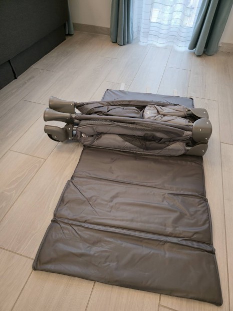 �sszecsukhat� utaz� baba�gy kiv�l� �llapotban.