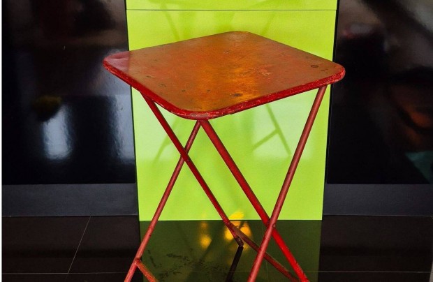 �sszecsukhat� vintage, retr� f�m piros asztal