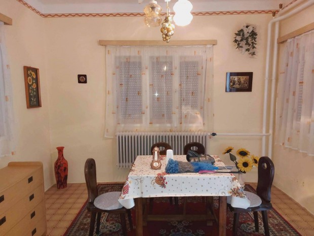 �sszek�lt�z�knek! K�t h�z egy telken elad� Dunaf�ldv�ron!