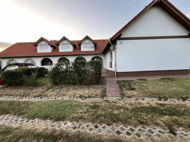 �sszek�lt�z�knek elad� h�z Nagyvenyimen