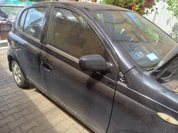Összetört fekete Toyota Yaris
